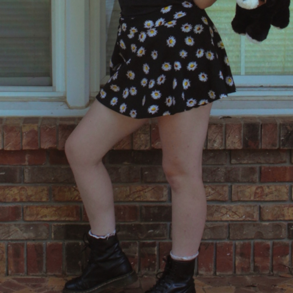 Daisy pattern mini skirt